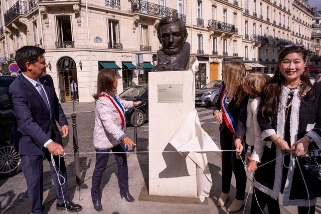 The Lincoln bust is unveiled in Paris on 13 May 2024.